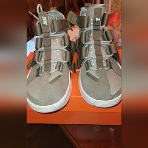 NEW Men's Nike Air Force Edge 270 Gel Grey White Sneakers Size (6)